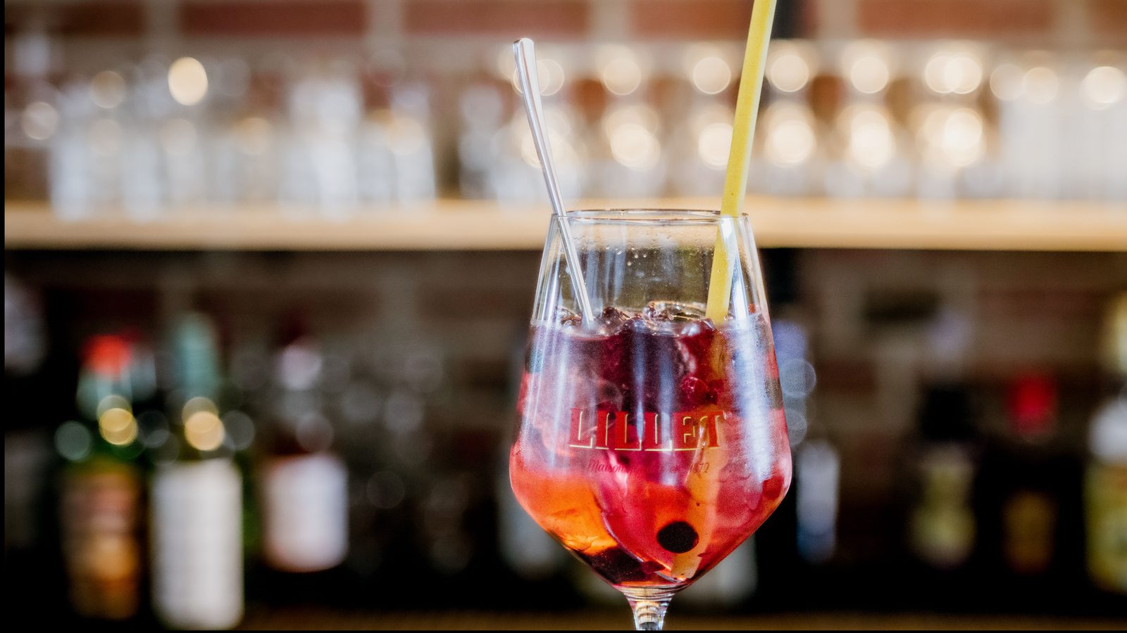Cocktail im Glas vor der Bar der Pizzaheros